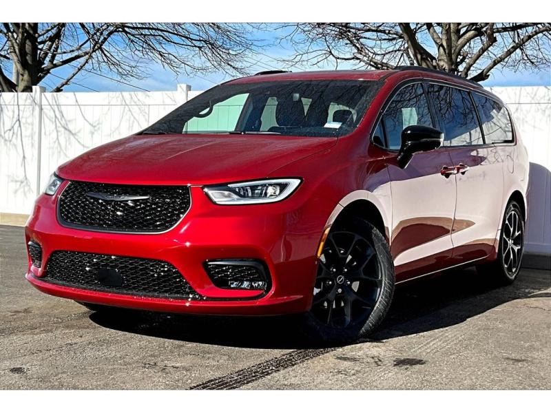 Chrysler Pacifica 2025 Limited AWD na cestě